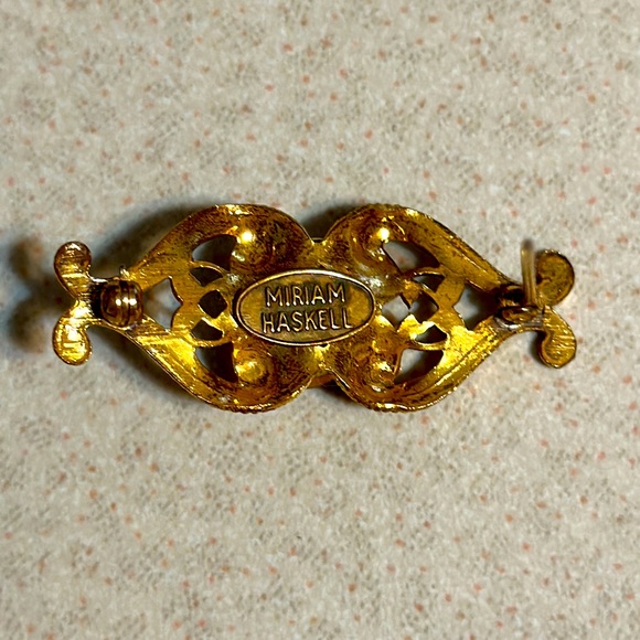 Vintage Miriam Haskell gold tone red rhinestone broach (598) - Picture 3 of 5